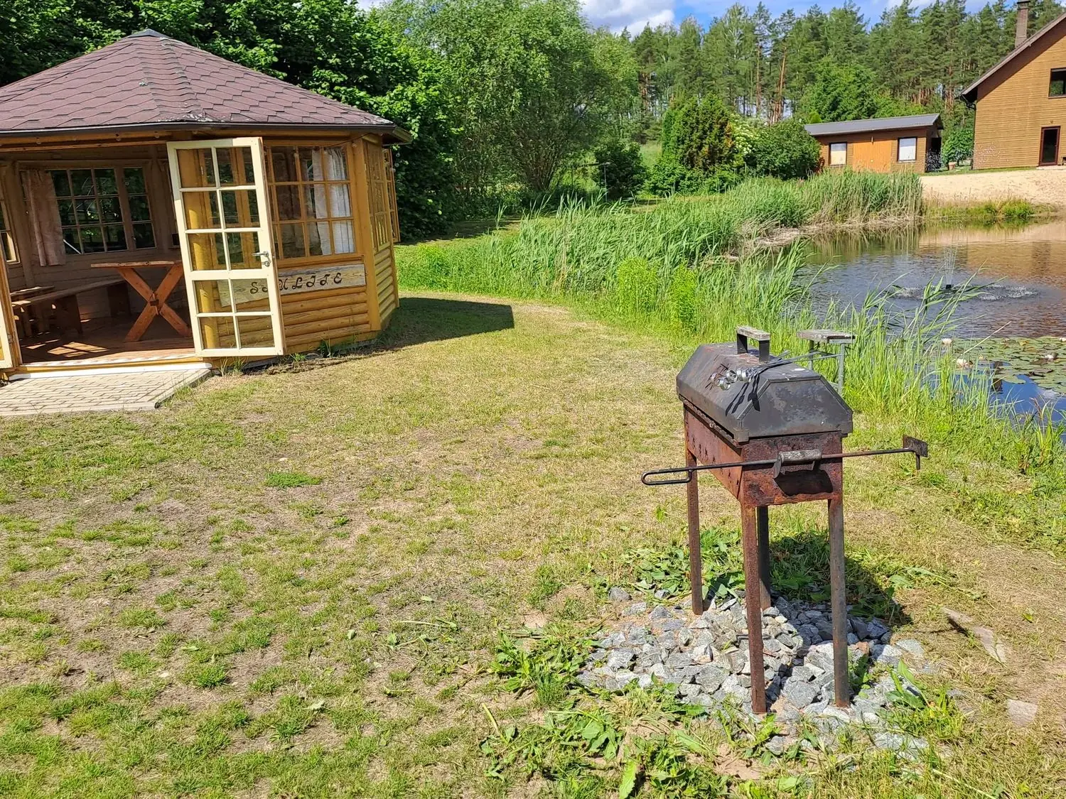 Koka grila māja un kubls pie ezera