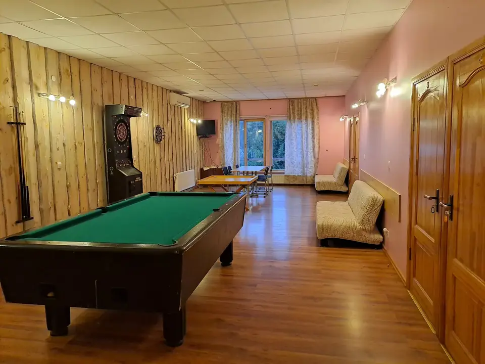 Viesu nama atpūtas telpa ar biljardu