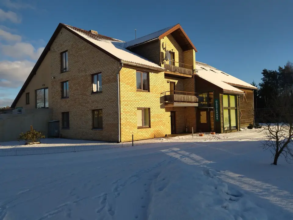 Viesu nama ēka ziemā