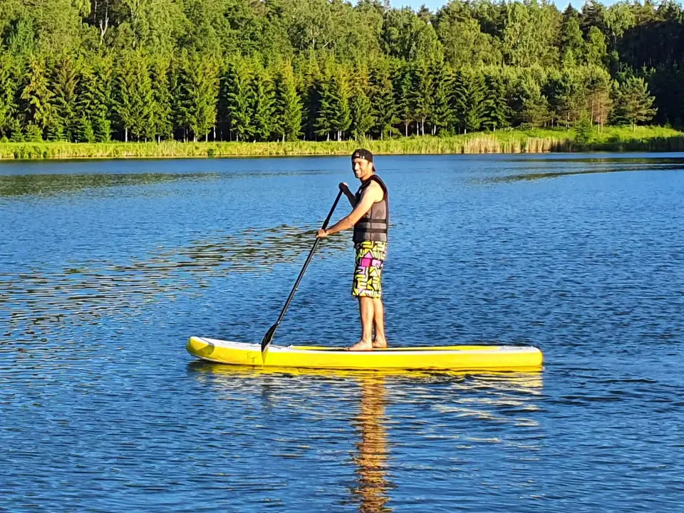 Cilvēks ar SUP dēli uz Martiņu ezera
